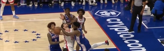 是个好防守！申京篮下强打恩比德造犯规 76人挑战成功