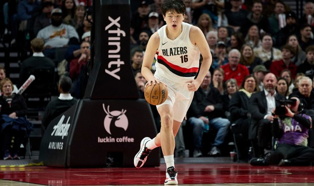 差了一点点！杨瀚森持球强攻 但勾手打到篮筐前沿不中